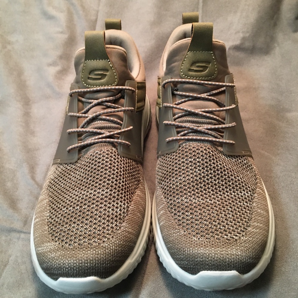 Skechers Classic Fit Sneakers Air Cooled Memory Foam and Gogamat Arch